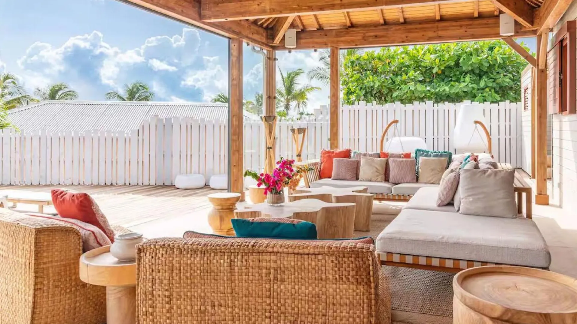 Tastefully Decorated And Fully Open To The Ocean Breeze Villa Cul de Sac