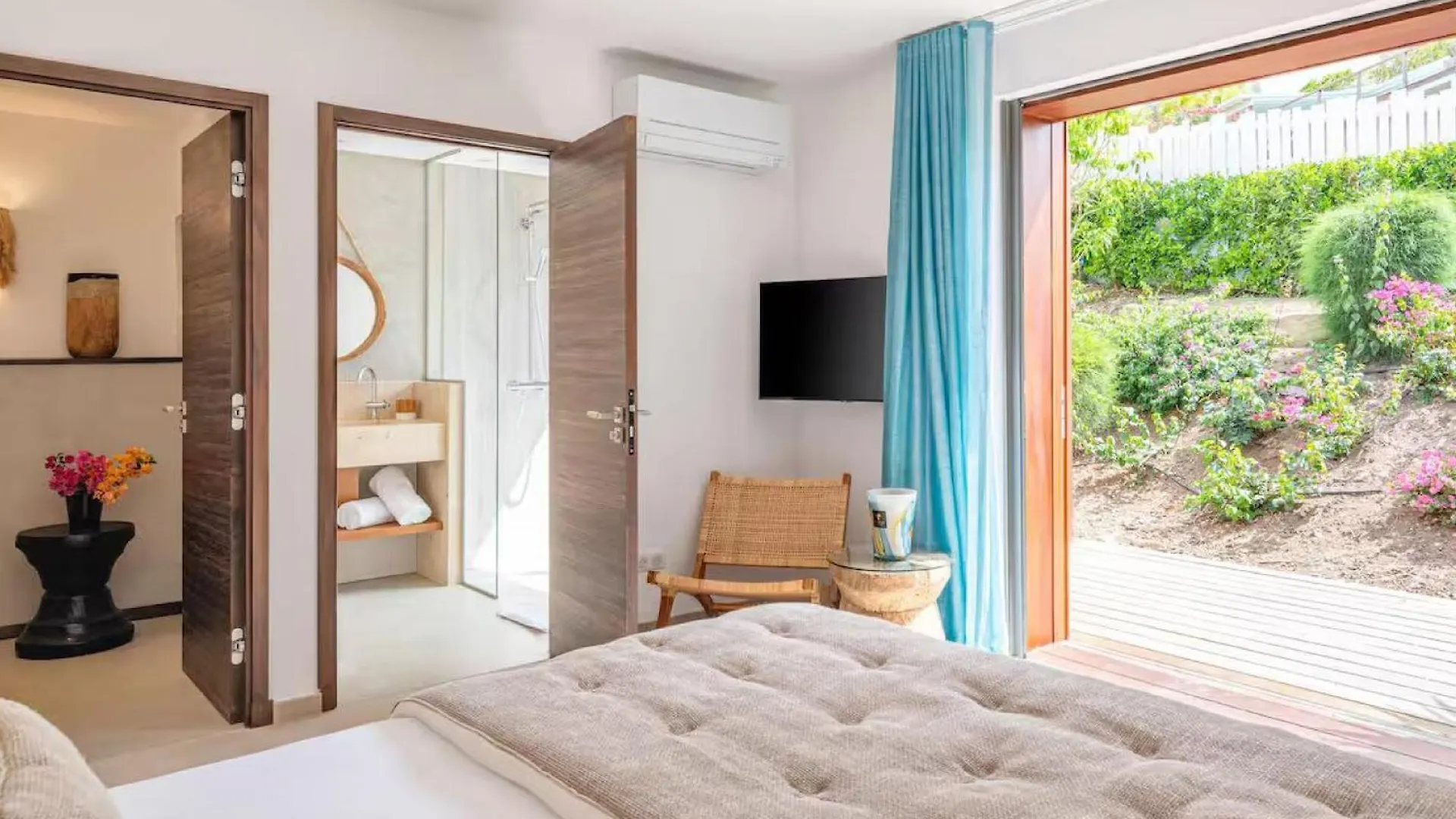 Tastefully Decorated And Fully Open To The Ocean Breeze Villa Cul de Sac