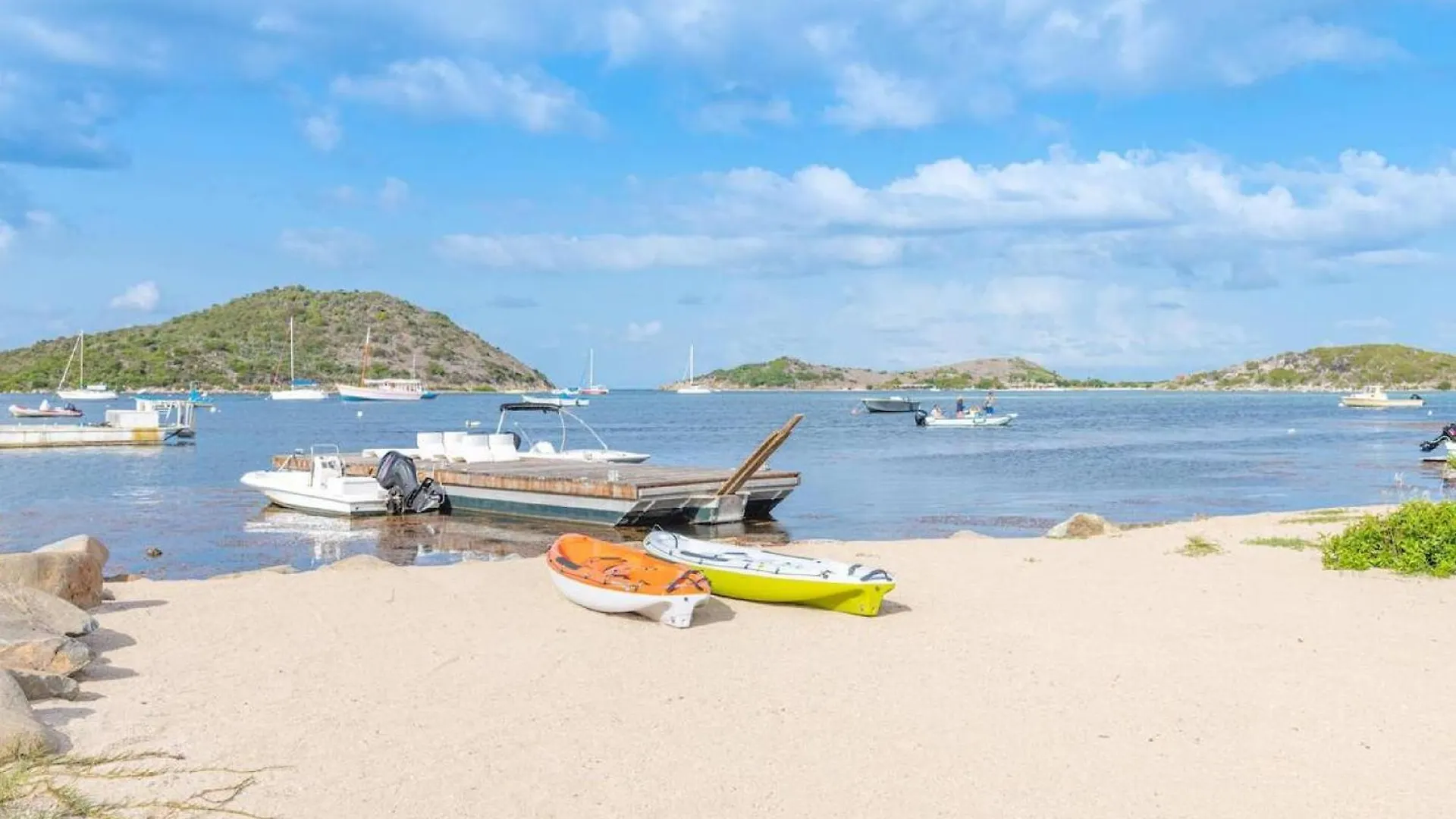 Tastefully Decorated And Fully Open To The Ocean Breeze Villa Cul de Sac