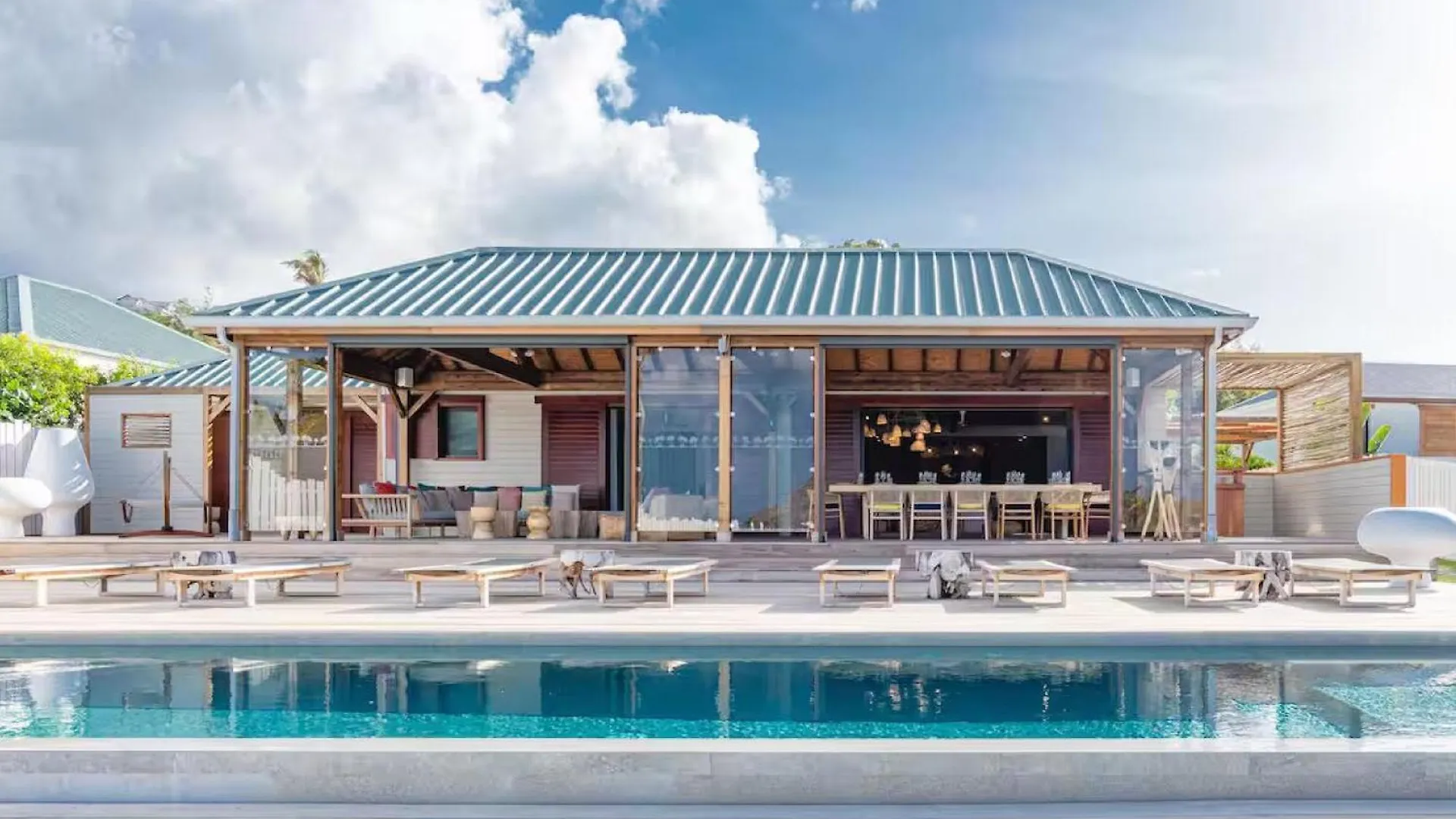 Tastefully Decorated And Fully Open To The Ocean Breeze Villa Cul de Sac