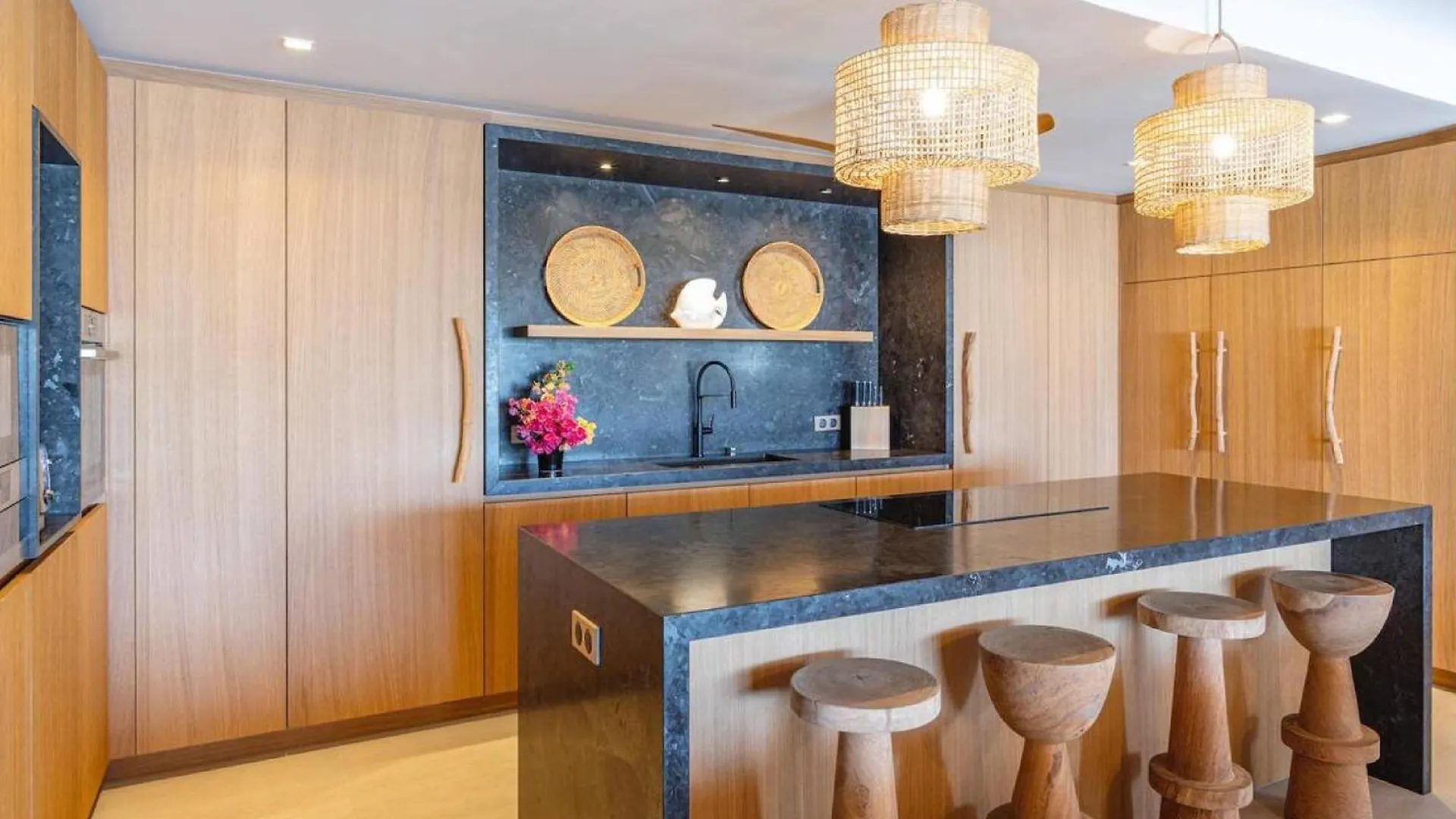 Tastefully Decorated And Fully Open To The Ocean Breeze Villa Cul de Sac