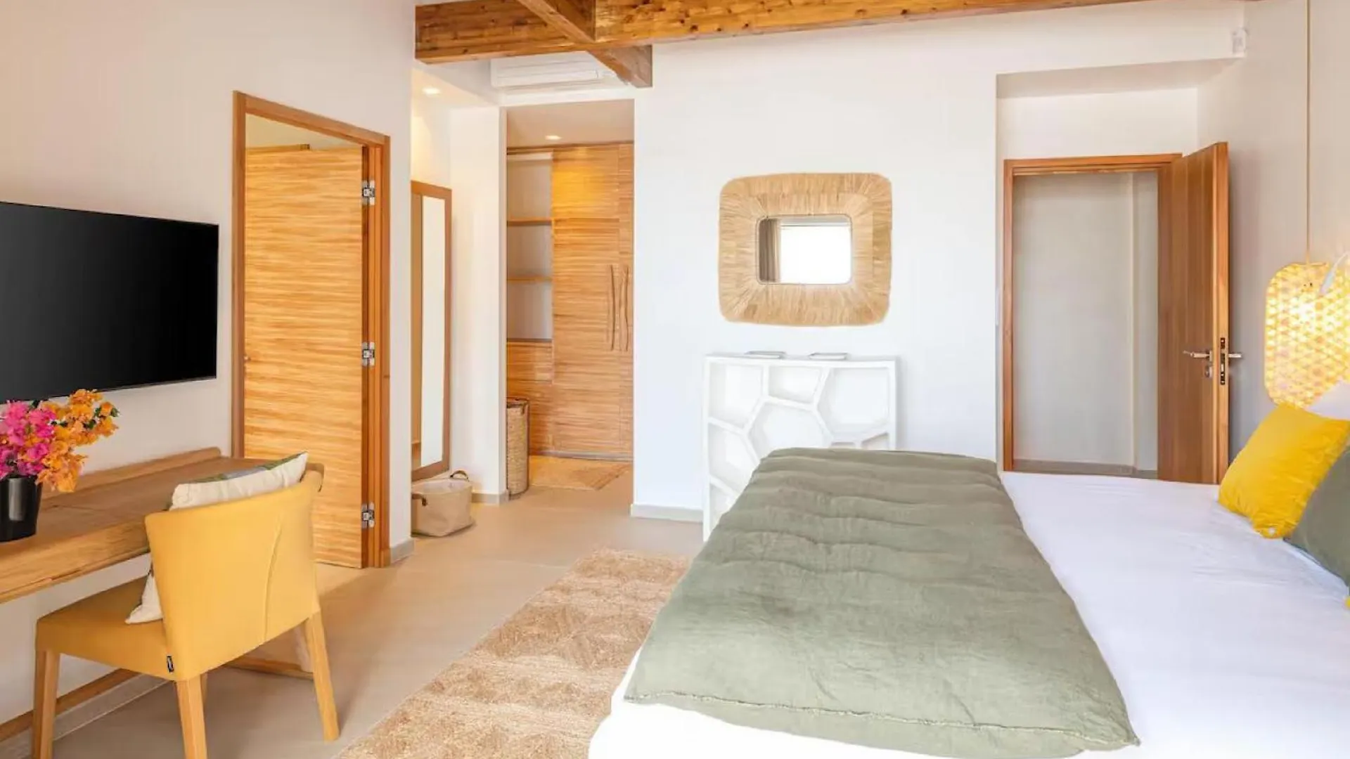 Tastefully Decorated And Fully Open To The Ocean Breeze Villa Cul de Sac