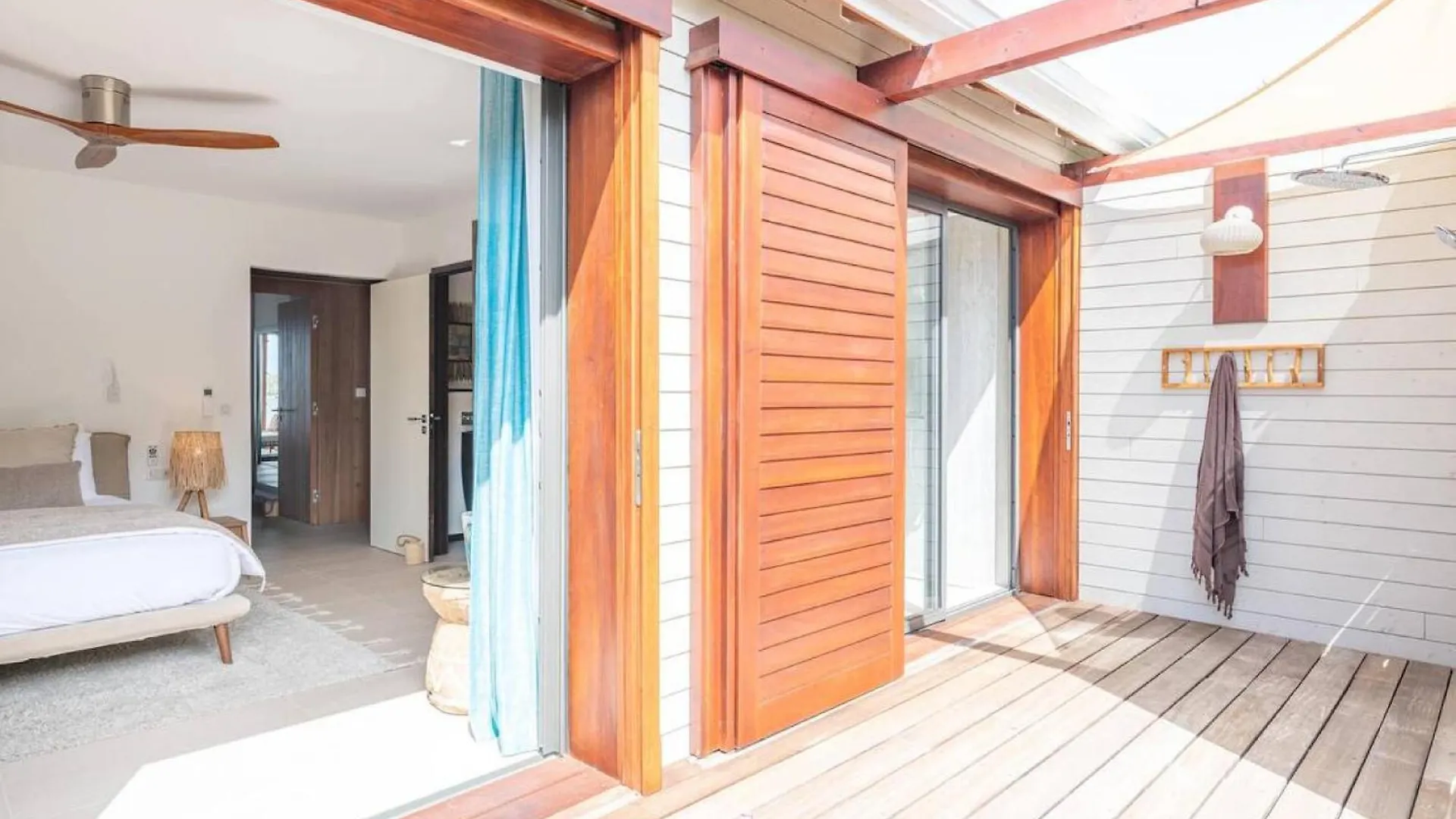 Tastefully Decorated And Fully Open To The Ocean Breeze Villa Cul de Sac