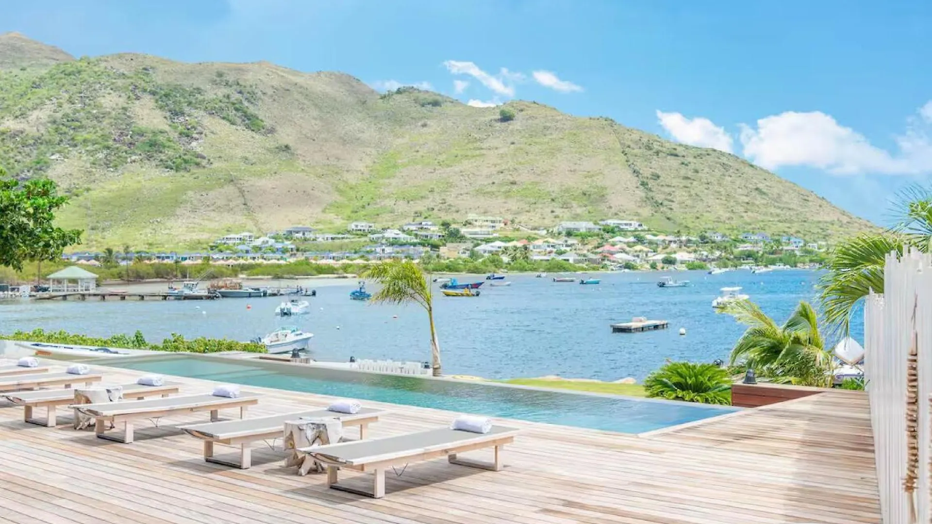 Tastefully Decorated And Fully Open To The Ocean Breeze Vila Cul de Sac Villa