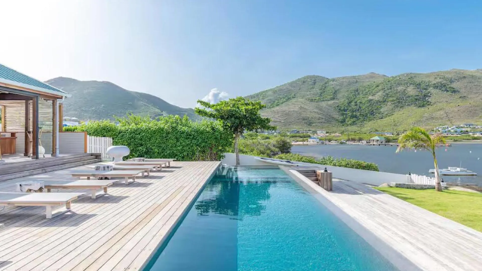 Tastefully Decorated And Fully Open To The Ocean Breeze Vila Cul de Sac
