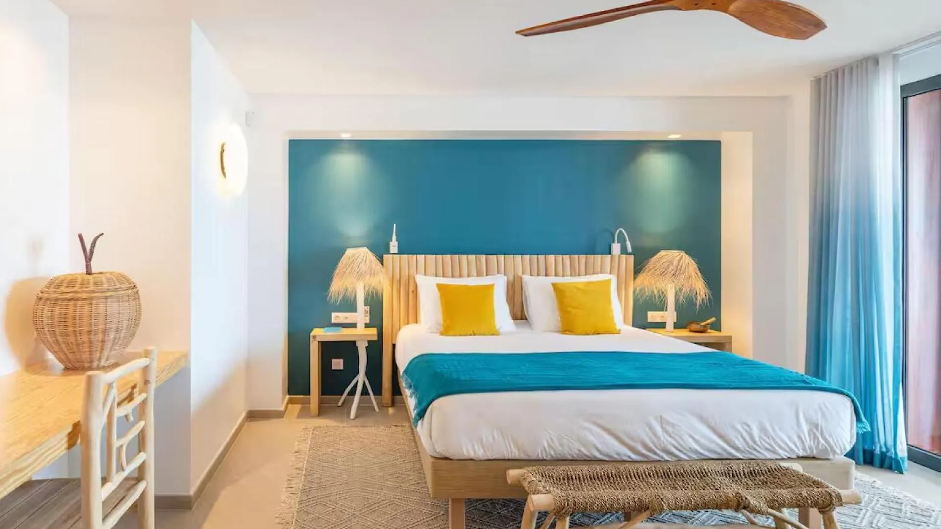 Tastefully Decorated And Fully Open To The Ocean Breeze Vila Cul de Sac