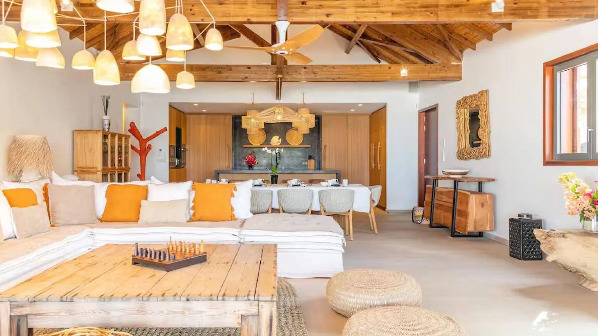 Tastefully Decorated And Fully Open To The Ocean Breeze Vila Cul de Sac Villa