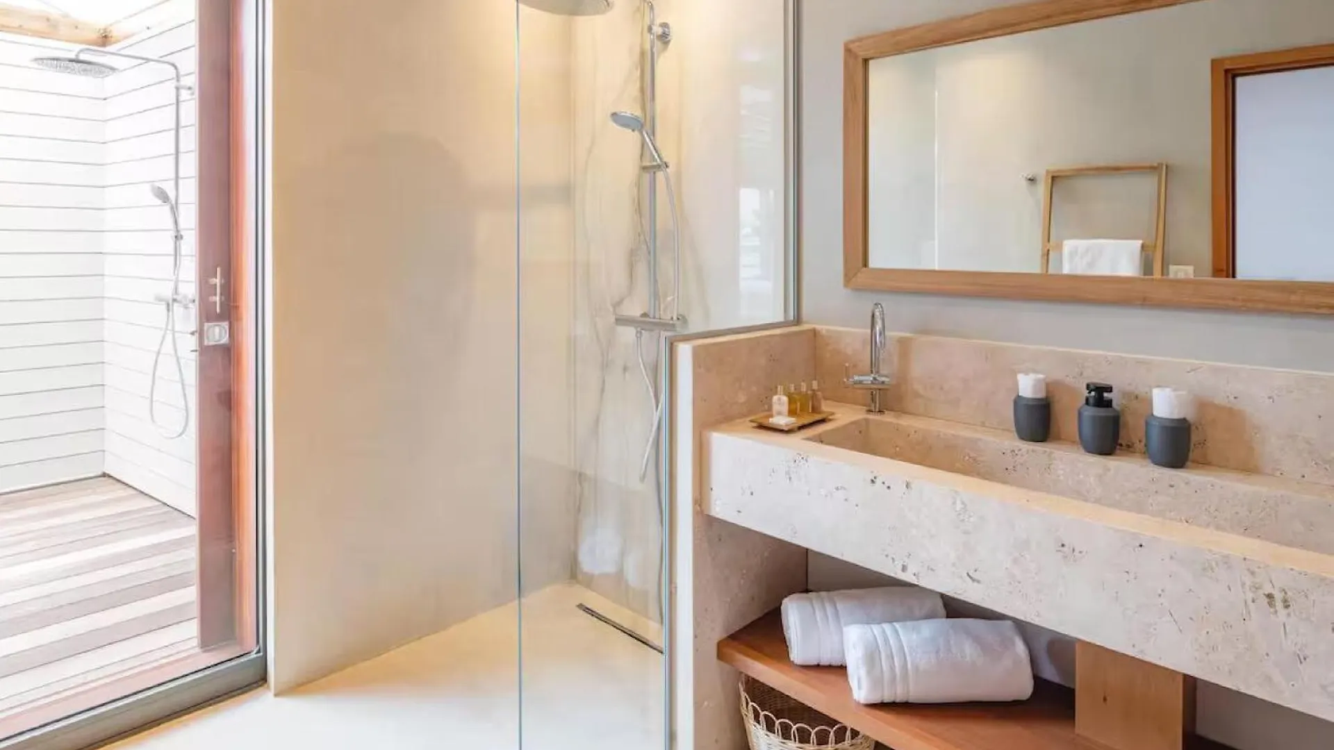 Tastefully Decorated And Fully Open To The Ocean Breeze Vila Cul de Sac Villa